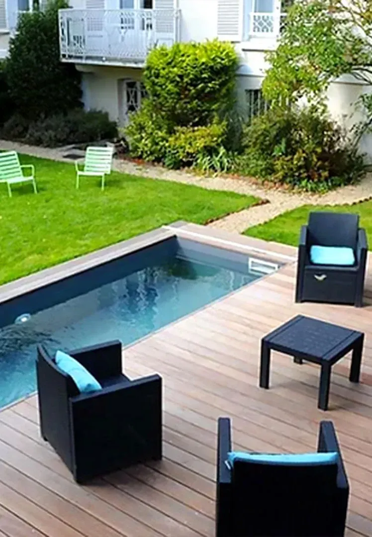 Piscina e deck de madeira em área externa