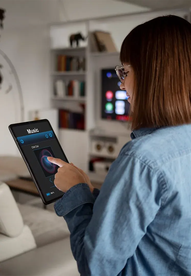 Tablet controlando o som de uma sala de estar
